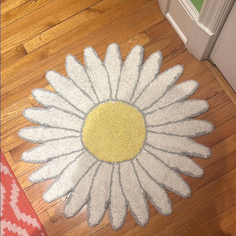 Daisy Shaped Rug in White and Yellow